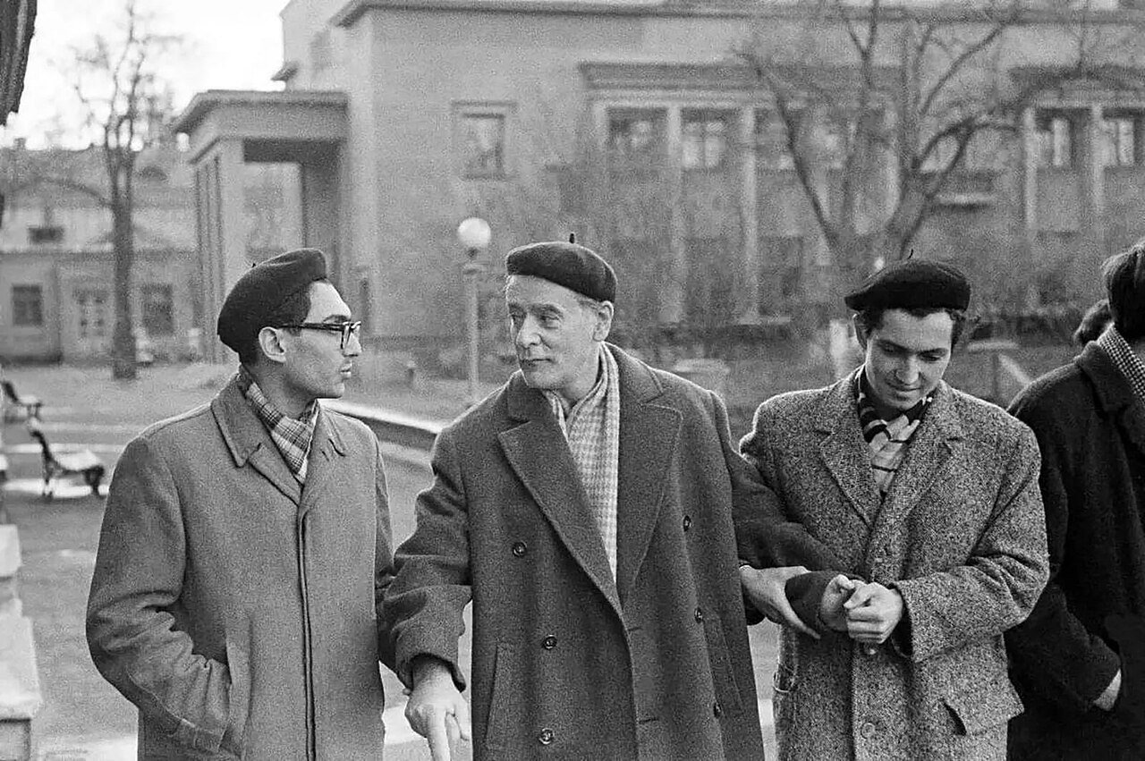 Landau with younger physicists, 1964